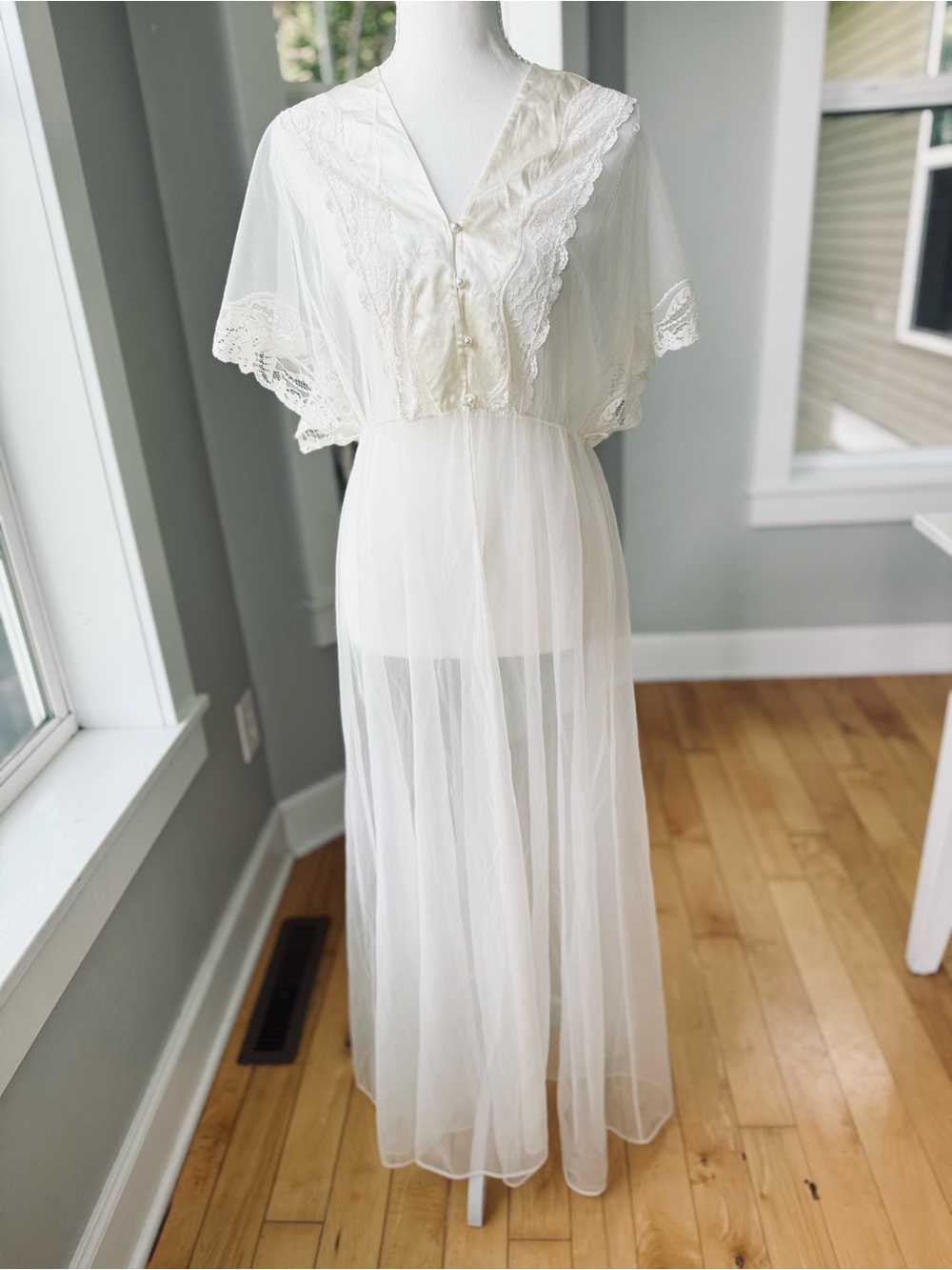 Vintage Ivory Cream Satin and Sheer Lace Short Sleeve Bed Jacket Robe Bridal